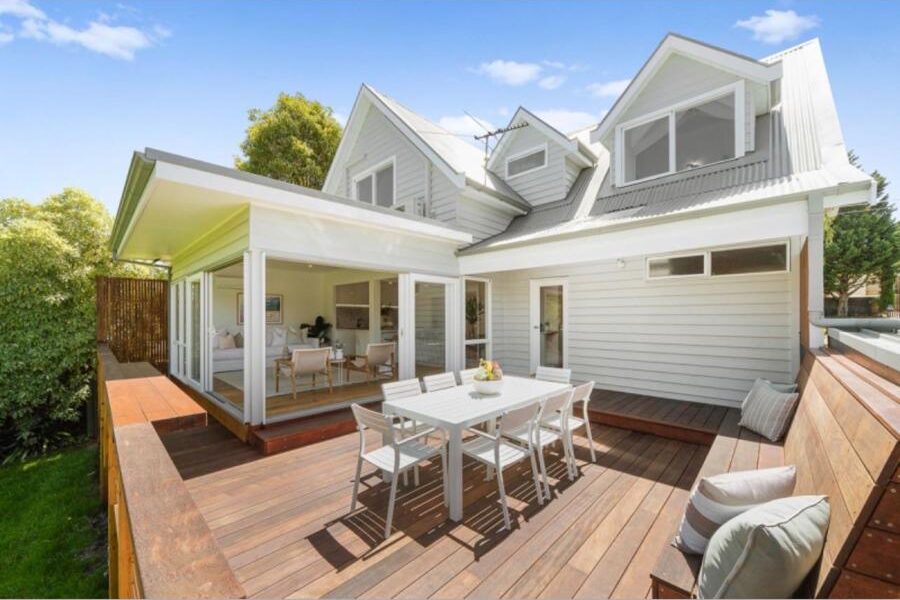 Melbourne painter preparing exterior walls